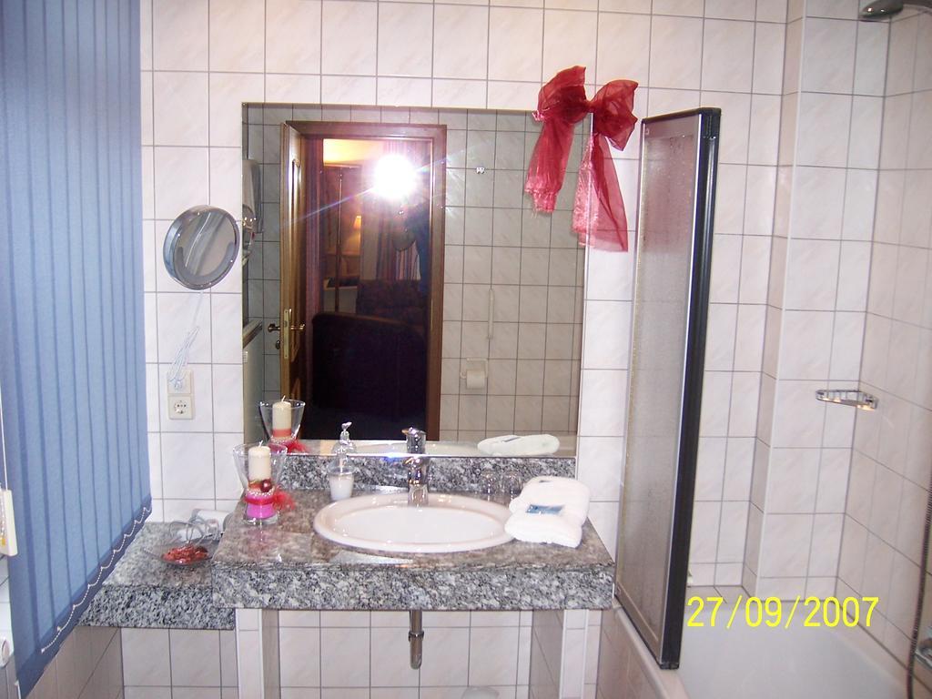 Hotel "Drei Rosen" Ohg Regina & Hans - Peter Fassbinder Leinefelde-Worbis Exteriör bild