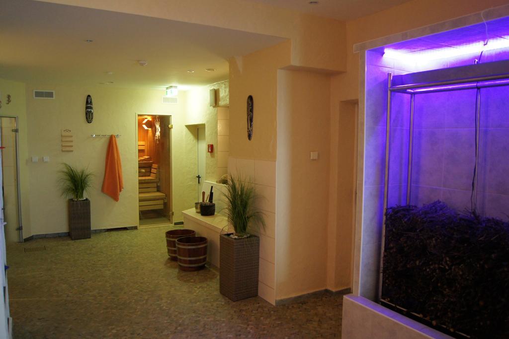 Hotel "Drei Rosen" Ohg Regina & Hans - Peter Fassbinder Leinefelde-Worbis Exteriör bild